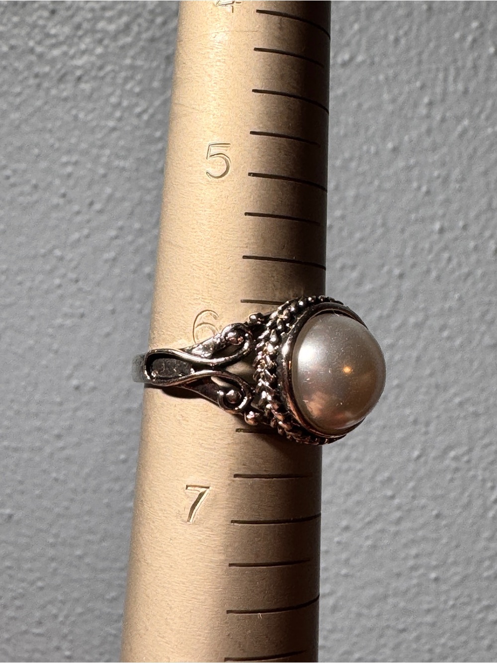 Vintage-Style Silver Ring with Pearl-Like Cabochon - Cream - Picture 2 of 5